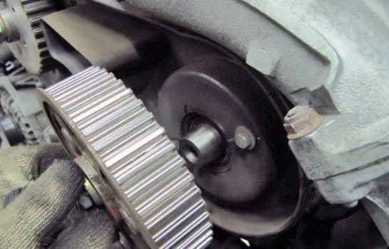 Wechsel des Zahnriemens und des Einspritzpumpenriemens beim Audi A6 2.5 TDI V6