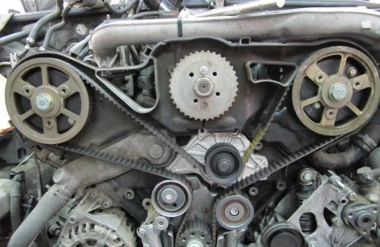 Wechsel des Zahnriemens und des Einspritzpumpenriemens beim Audi A6 2.5 TDI V6