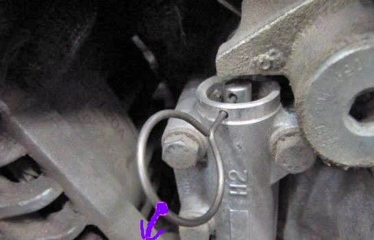 Wechsel des Zahnriemens und des Einspritzpumpenriemens beim Audi A6 2.5 TDI V6