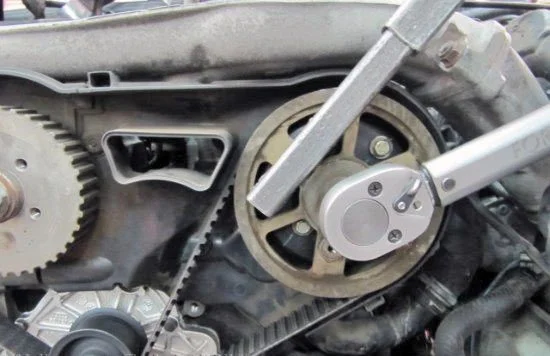 Wechsel des Zahnriemens und des Einspritzpumpenriemens beim Audi A6 2.5 TDI V6