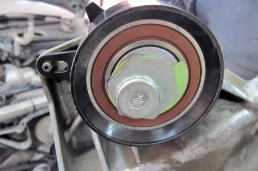 Wechsel des Zahnriemens und des Einspritzpumpenriemens beim Audi A6 2.5 TDI V6