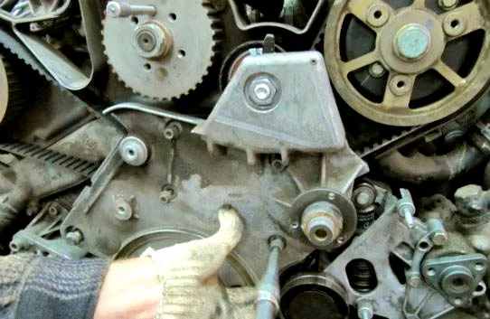 Wechsel des Zahnriemens und des Einspritzpumpenriemens beim Audi A6 2.5 TDI V6