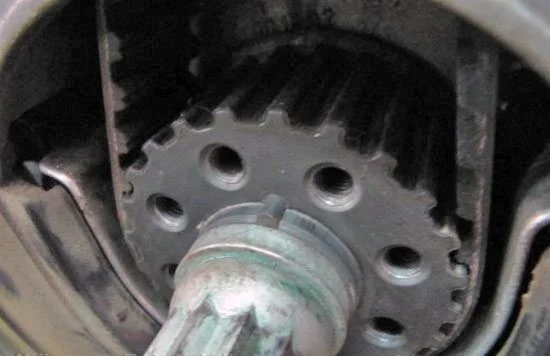 Wechsel des Zahnriemens und des Einspritzpumpenriemens beim Audi A6 2.5 TDI V6