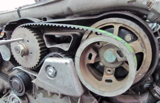 Wechsel des Zahnriemens und des Einspritzpumpenriemens beim Audi A6 2.5 TDI V6