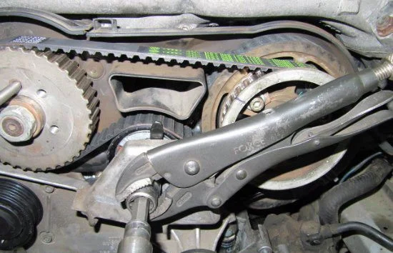 Wechsel des Zahnriemens und des Einspritzpumpenriemens beim Audi A6 2.5 TDI V6