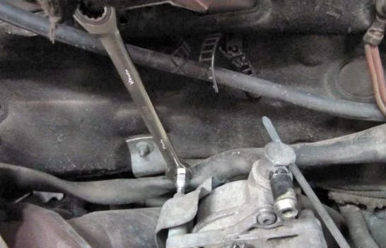 Wechsel des Zahnriemens und des Einspritzpumpenriemens beim Audi A6 2.5 TDI V6