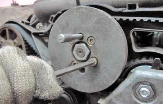 Wechsel des Zahnriemens und des Einspritzpumpenriemens beim Audi A6 2.5 TDI V6