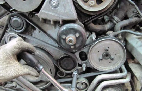 Wechsel des Zahnriemens und des Einspritzpumpenriemens beim Audi A6 2.5 TDI V6