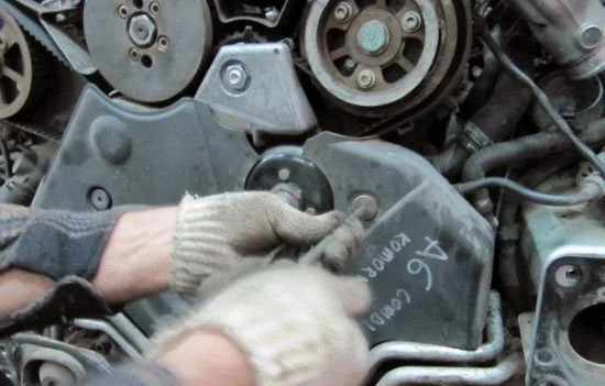 Wechsel des Zahnriemens und des Einspritzpumpenriemens beim Audi A6 2.5 TDI V6