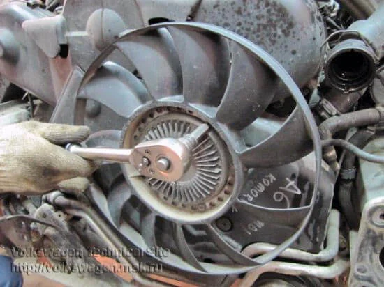 Wechsel des Zahnriemens und des Einspritzpumpenriemens beim Audi A6 2.5 TDI V6