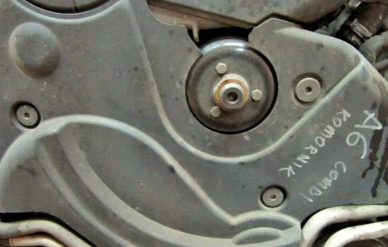 Wechsel des Zahnriemens und des Einspritzpumpenriemens beim Audi A6 2.5 TDI V6