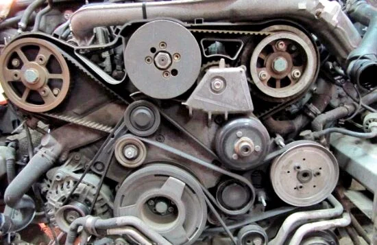 Wechsel des Zahnriemens und des Einspritzpumpenriemens beim Audi A6 2.5 TDI V6