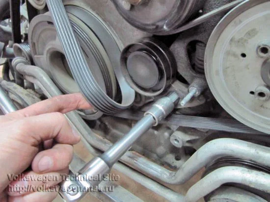 Wechsel des Zahnriemens und des Einspritzpumpenriemens beim Audi A6 2.5 TDI V6