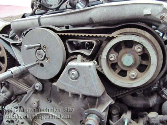 Wechsel des Zahnriemens und des Einspritzpumpenriemens beim Audi A6 2.5 TDI V6