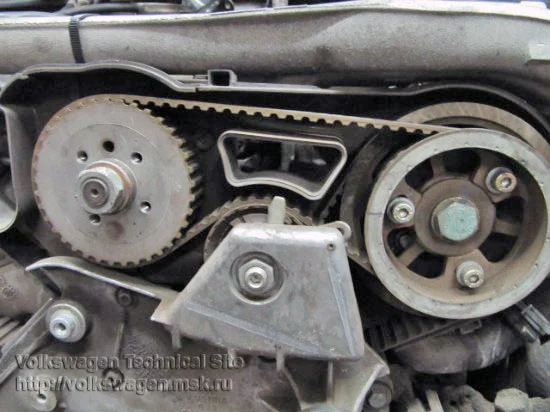 Wechsel des Zahnriemens und des Einspritzpumpenriemens beim Audi A6 2.5 TDI V6