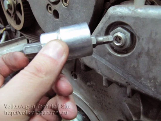 Wechsel des Zahnriemens und des Einspritzpumpenriemens beim Audi A6 2.5 TDI V6