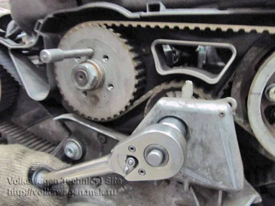 Wechsel des Zahnriemens und des Einspritzpumpenriemens beim Audi A6 2.5 TDI V6