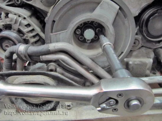 Wechsel des Zahnriemens und des Einspritzpumpenriemens beim Audi A6 2.5 TDI V6