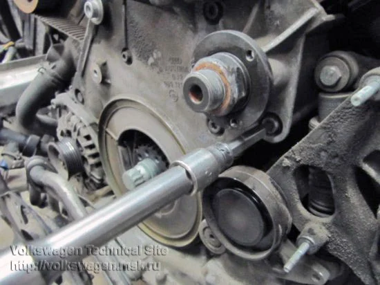 Wechsel des Zahnriemens und des Einspritzpumpenriemens beim Audi A6 2.5 TDI V6