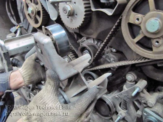 Wechsel des Zahnriemens und des Einspritzpumpenriemens beim Audi A6 2.5 TDI V6