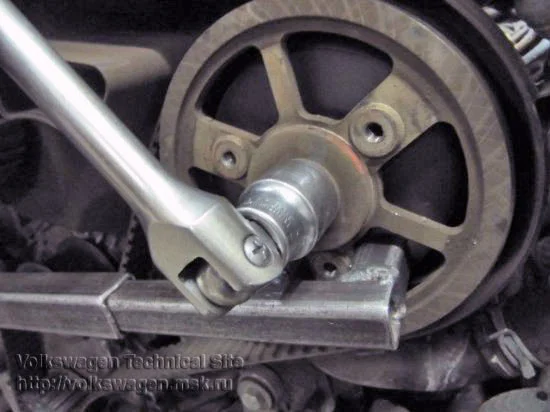 Wechsel des Zahnriemens und des Einspritzpumpenriemens beim Audi A6 2.5 TDI V6