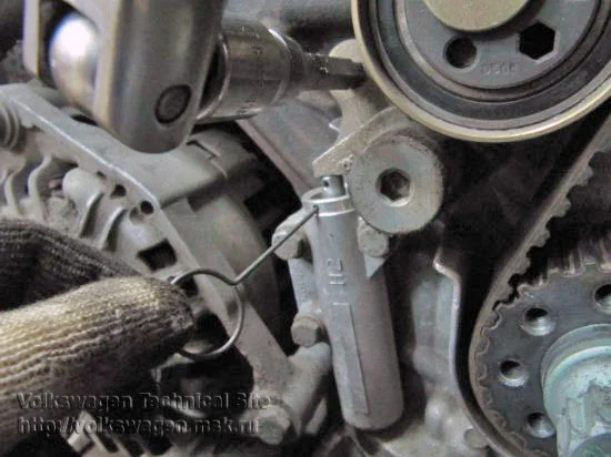 Wechsel des Zahnriemens und des Einspritzpumpenriemens beim Audi A6 2.5 TDI V6