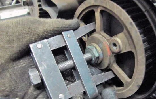 Wechsel des Zahnriemens und des Einspritzpumpenriemens beim Audi A6 2.5 TDI V6