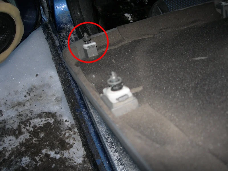 Installation de l'agrafe sur la garniture Installation de l'agrafe sur la garniture de porte Ford Focus 2