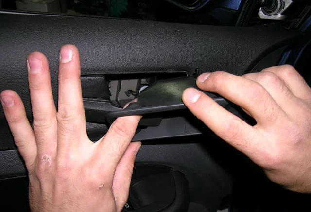 Retrait de l'enjoliveur de poignée Ford Focus II