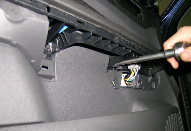 Dévissage de la fixation de garniture porte avant Ford Focus II Dévissage de la fixation de garniture porte avant Ford Focus II