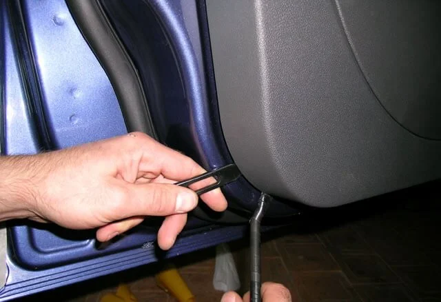 Démontage de la garniture Démontage de la garniture de porte avant Ford Focus 2