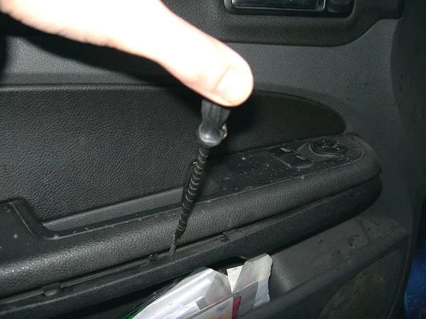 Démontage de l'accoudoir Démontage de l'accoudoir de porte avant Ford Focus 2