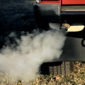 Weißer Rauch aus dem Auspuff Weißer Rauch aus dem Auspuff