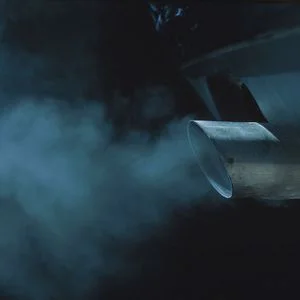 Blauer Auspuffrauch Blauer Rauch aus dem Auspuff