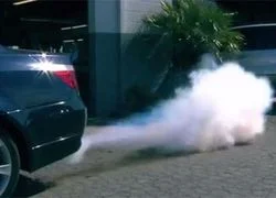 Weißer Rauch aus dem Auspuff