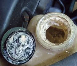 Schaum im Ausgleichsbehälter